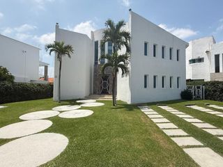 CASA DOS NIVELES EN VENTA EN LOMAS DE COCOYOC CON ALBERCA Y CHAPOTEADERO