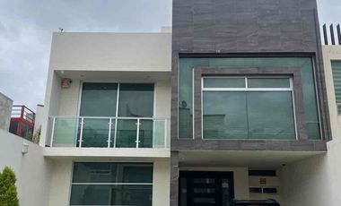 SE VENDE CASA EN FRACC. ARBOLEDAS DE SAN JAVIER