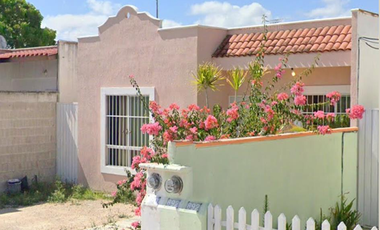 Hermosa casa en Mérida, Yucatán Ubicada en una excelente zona, esta propiedad de 1 nivel ofrece un diseño funcional y moderno. Con un amplio área
