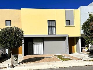 Venta de Casa de 3 recámaras con baño en Zibatá, Qro., (Una en planta baja, frente amenidades)  |
