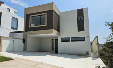 Casa en Venta Lomas Punta del Este , Clouster Marfil , privada con alberca, gym , salón de usos múltiples, PREVENTA!!