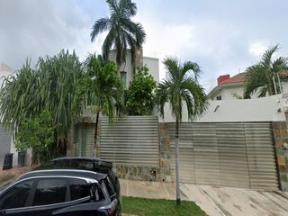 PRECIOSA CASA EN AV HOLBOX Q ROO