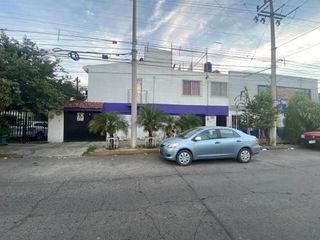 Casa Habitacion con un  Departamento y local comercial, cerca Mercado de Bastos