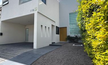 “Residencia con doble altura en Cumbres del Lago – Ubicación estratégica y diseño de lujo”