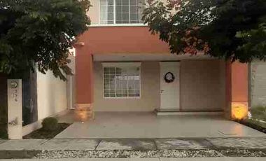 VENTA DE CASA RESIDENCIAL MAYORCA CON 3 RECAMARAS Al sur de la ciudad, a 5 minutos  de Hospital Regional de Alta Especialidad , Universidad de Guanajuato  (UG) Universidad Tecnológica de León (UTL), Hospital Regional, Puerto Interior, acceso por Boulevard Aeropuerto y Eje Metropolitano, centro comercial Via Alta, Mulza Outlet, Aeropuerto del Bajío