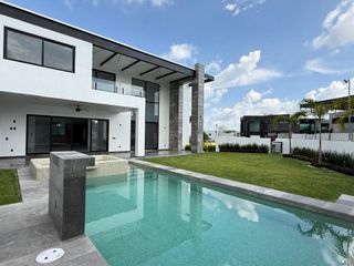 CASA EN VENTA EN LOMAS DE COCOYOC | 2 NIVELES, JARDÍN, ALBERCA BALCON