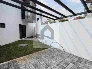 Casa nueva dentro de privada en zona norte