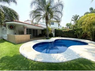CASA EN VENTA EN  LOMAS DE COCOYOC, DE UN NIVEL CON JARDÍN PRIVADO