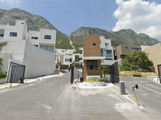 Hermosa casa en fraccionamiento ubicada en Av. Miguel Alemán 400, Pedregal Valle Pte, 66354 Cdad. Santa Catarina, N.L.