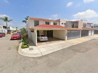 CASA DE DOS NIVELES, CUENTA CON PATIO, UBICADA EN ZONA  RESIDENCIAL CERCA DE ESTADIO OLIMPICO