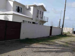 VENDO hermosa casa muy cerca de la playa en fraccionamiento cerrado