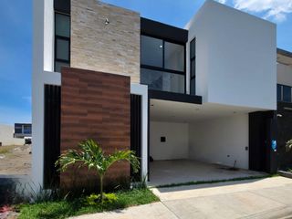 CASA CON RECAMARA EN PB $3'920,000.00  🌎Zona Residencial lomas de la rioja