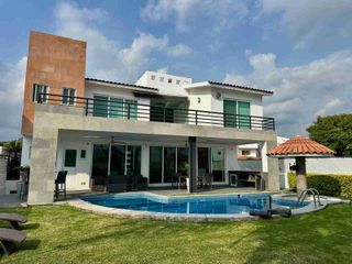 casa en venta en Lomas de Cocoyoc con alberca y jardín
