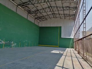 Propiedad en Venta – Amplio terreno con estructura, departamentos, locales y taller