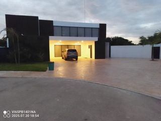 Casa Residencial 5 Recamaras 2 niveles en Venta en Privada al Norte de Ciudad de Merida