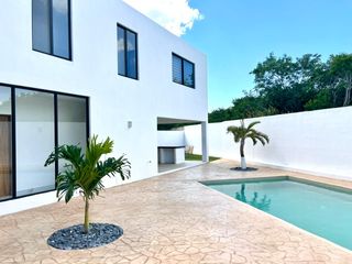 Casa Residencial 5 Recamaras 2 niveles en Venta en Privada al Norte de Ciudad de Merida