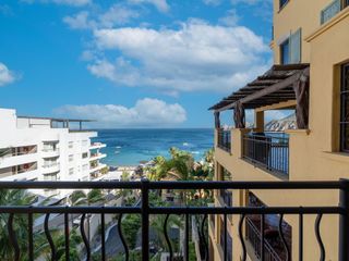 Condominio frente al mar en el centro de Cabo San Lucas en venta, listo para habitar.