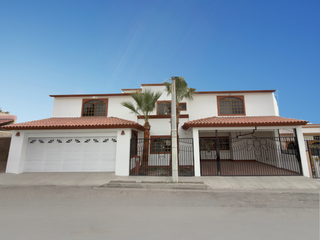 Casa en venta en Prados de Bugambilias Hermosillo equipada, con doble terreno 4 estacionamientos