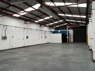 Venta de bodega cerca de Central de Abastos con oficinas