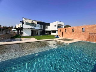 casa de lujo en venta en Fraccionamiento Lomas de Cocoyoc, con excelente área de jardín y alberca