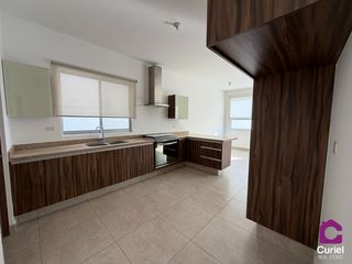 SE RENTA AMPLIA CASA EN QUERETARO JURIQUILLA ALBERCA VIG. 24 HRS. FOGATERO