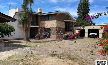 CASA EN VENTA, JARDINES DEL MORAL, 20 MT DE FRENTE,  4 REC, IDEAL PARA OFICINAS, CONSULTORIO, O HABITACIONAL.