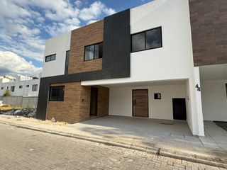 ATRÁS DE PLAZA SAN DIEGO VENTA CASA NUEVA DE  200M2 EN FRACCIONAMIENTO "EL SUSPIRO"