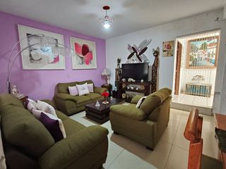 Casa en VENTA una sola planta, a cuadra y media de la carretera a Chapala