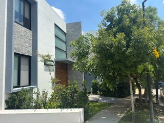 SE RENTA HERMOSA CASA EN PUERTA DEL BOSQUE, EN ESQUINA, A UNOS PASOS DE LA CASA CLUB