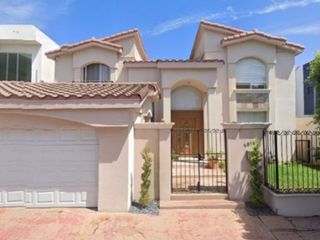 CASA EN VENTA EN AV DEL BOSQUE, JARDINES DE CHAPULTEPEC, TIJUANA, BAJA CALIFORNIA