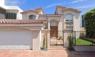 CASA EN VENTA EN AV DEL BOSQUE, JARDINES DE CHAPULTEPEC, TIJUANA, BAJA CALIFORNIA
