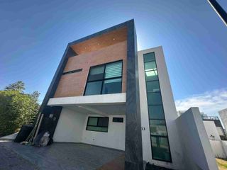 Bonita casa en renta en Lomas de Angelópolis.