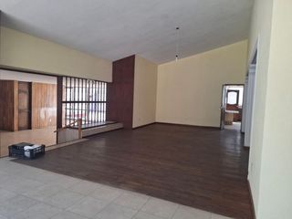 Casa amplia con uso de suelo comercial