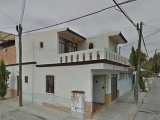 ¡Oportunidad unica! Propiedad con departamentos, habitaciones y local comercial.
