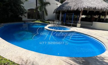 CASA EN VENTA, CUMBRES DEL CAMPESTRE. León,Gto; DE LUJO, 4 REC. CON BAÑO, ALBERCA, 8 AUTOS.
