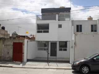 Casa de 3 niveles en Colonia Arboledas de Loma Bella a 2 cuadras Av. 16 de septiembre cerca Benavente