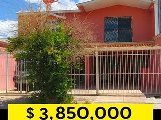 Se vende casa en 𝐂𝐨𝐥. 𝐆𝐫𝐚𝐧𝐣𝐚𝐬, A solo 2 cuadras de Av. Vallarta y Av. Zaragoza.