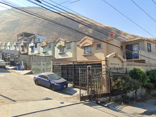 Vive la experiencia de comprar inteligente!! Venta de linda casa en recuperación bancaria, Priv. de Las Acacias, Tijuana.