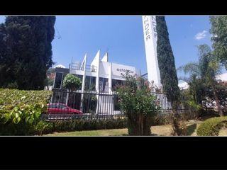 Local comercial en renta frente a Avenida Camelinas en Morelia