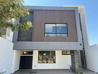Casa en venta con recamara en Planta baja y doble altura en Lomas de Angelópolis