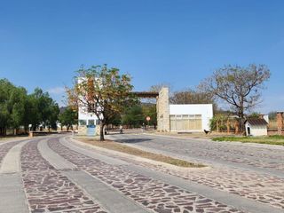 VENDO 2 TERRENOS JUNTOS FRACC LOMAS DE SANTA RITA $850,000.00 C/U NEGOCIABLE ESCRITURADOS