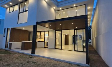 VENTA DE CASA NUEVA EN JARDINES DEL CAMPESTRE  CERCA DE PLAZA MAYOR