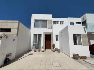 "Única en su Tipo en Ronda: Diseño Moderno y Amenidades de Lujo"