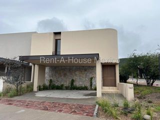 Vendo casa en esquina en altozano 4 recamarasa con baño una en pb y 3 segunda planta 2 autos techados