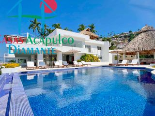 Casa en renta vacacional con cancha de pádel privada, dos albercas, jacuzzi y vista al mar