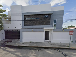 CASA EN CAMPECHE, MUY AMPLIA, ACABADOS DE LUJO, CUENTA CON TODOS LOS SERVICIOS Y AMENIDADES.