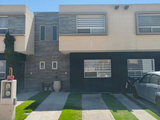 Renta Casa 2R, 2.5 baños. 2 E, con vigilancia, cerca de vias diversas de comunicacion
