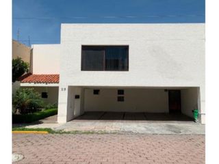 RESIDENCIA EN FRACC. JARDINES DE ZAVALETA - RENTA $29,500.00 MANT.INCLUID.