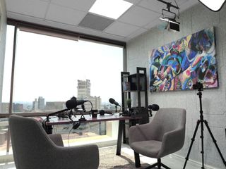 Nosotros te ayudamos a que el mundo la escuche - PODCAST ROOM DE BEST OFICINAS