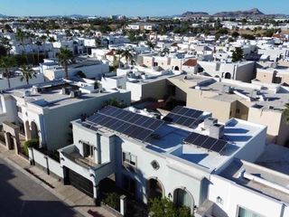 Casa en venta de 4 recámaras en La Rioja Poniente Hermosillo con paneles solares y doble altura
